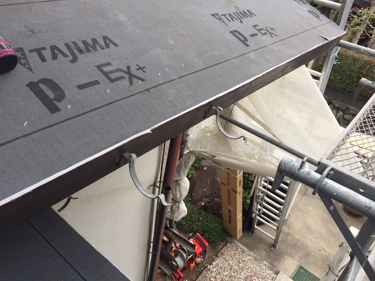 奈良市中山町の屋根に防水紙設置